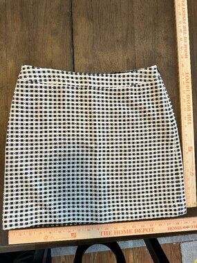 Banana Republic Size 2, B&W Knit mini pencil skirt